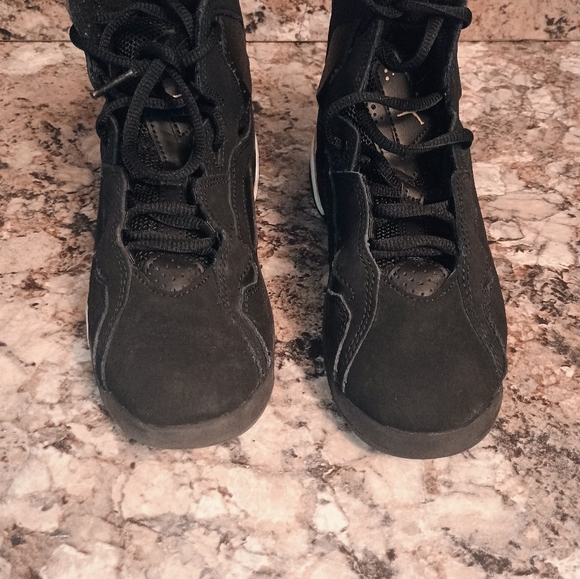 Jordan Kids Sneakers in Black and Gold Size 2 Kids - Picture 8 of 8